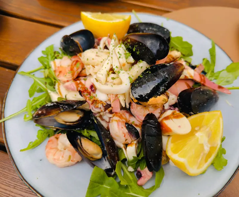 Insalata di Mare: Meeresfrüchtesalat mit Knoblauch, nativem Olivenöl extra und Zitrone