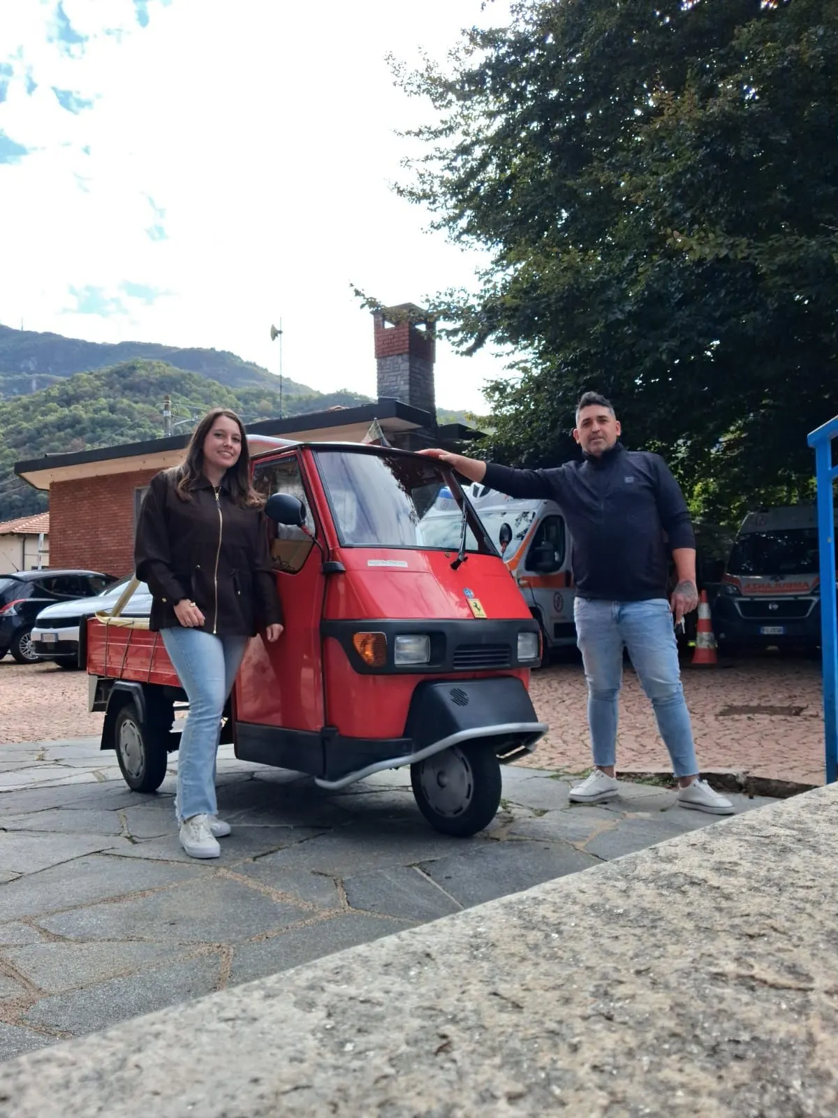 Martina und Luca mit ihrer roten Ape