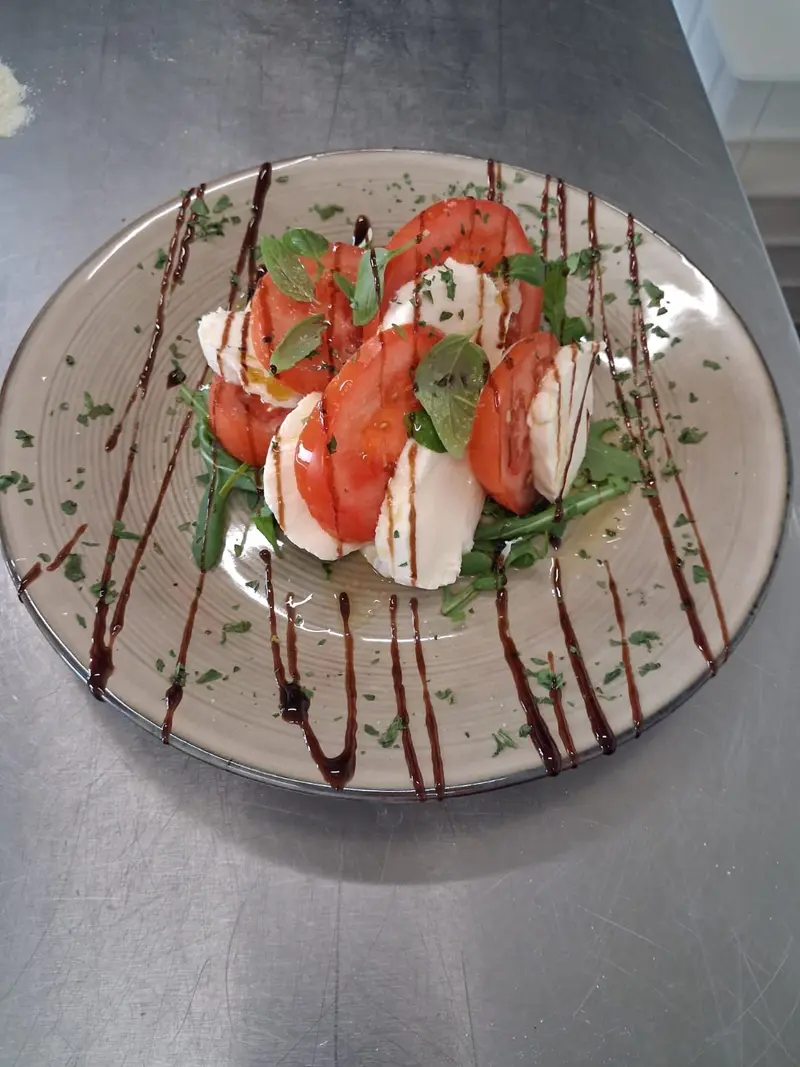 Mozzarella Caprese: Tomaten-Mozzarella und frisches Basilikum