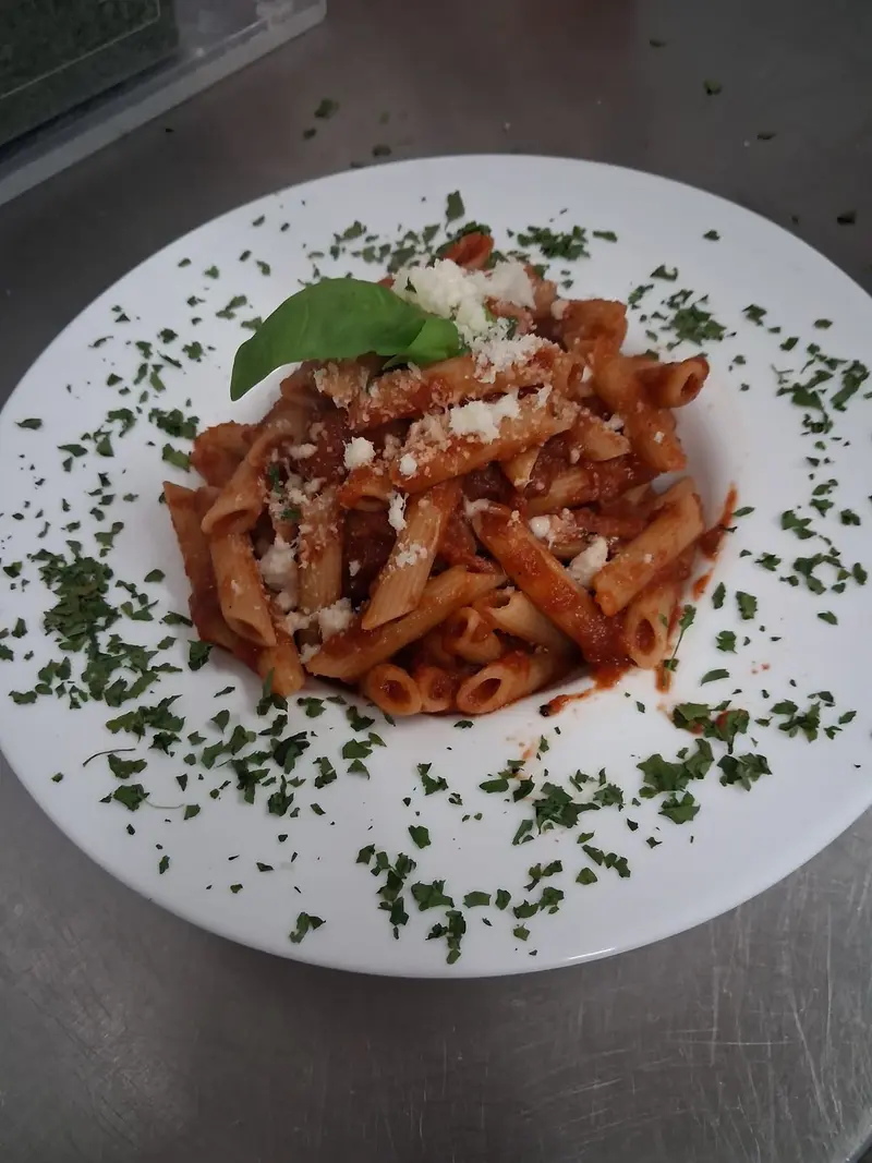 Penne Arrabbiata: Mit scharfer traditioneller Tomatensauce