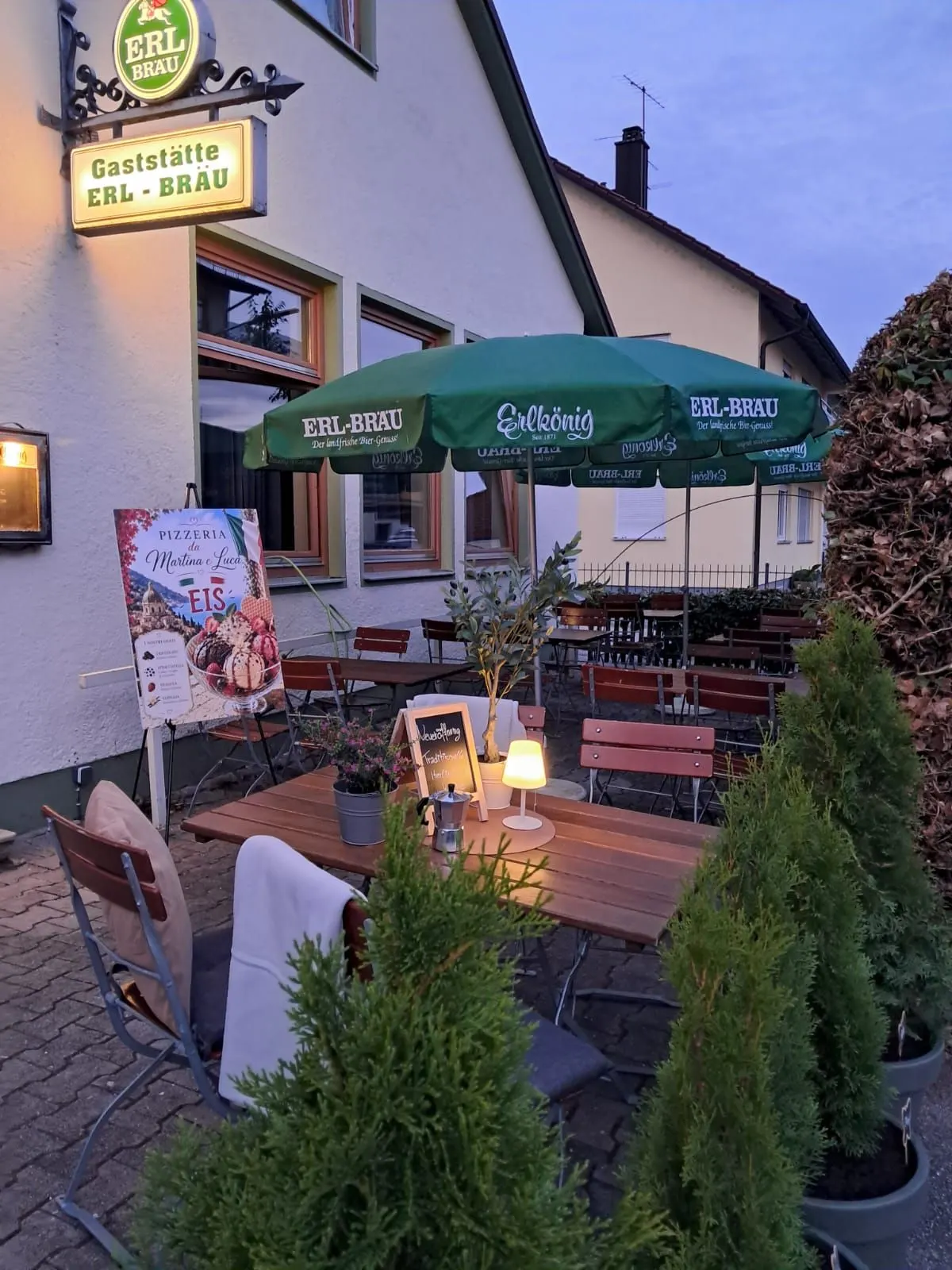 Unsere Terrasse vor der Gaststätte am Abend, mit Sonnenschirmen und Windlichtern
